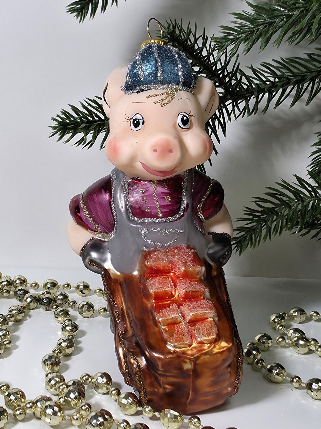 фото Стеклянная елочная игрушка Поросенок с телегой