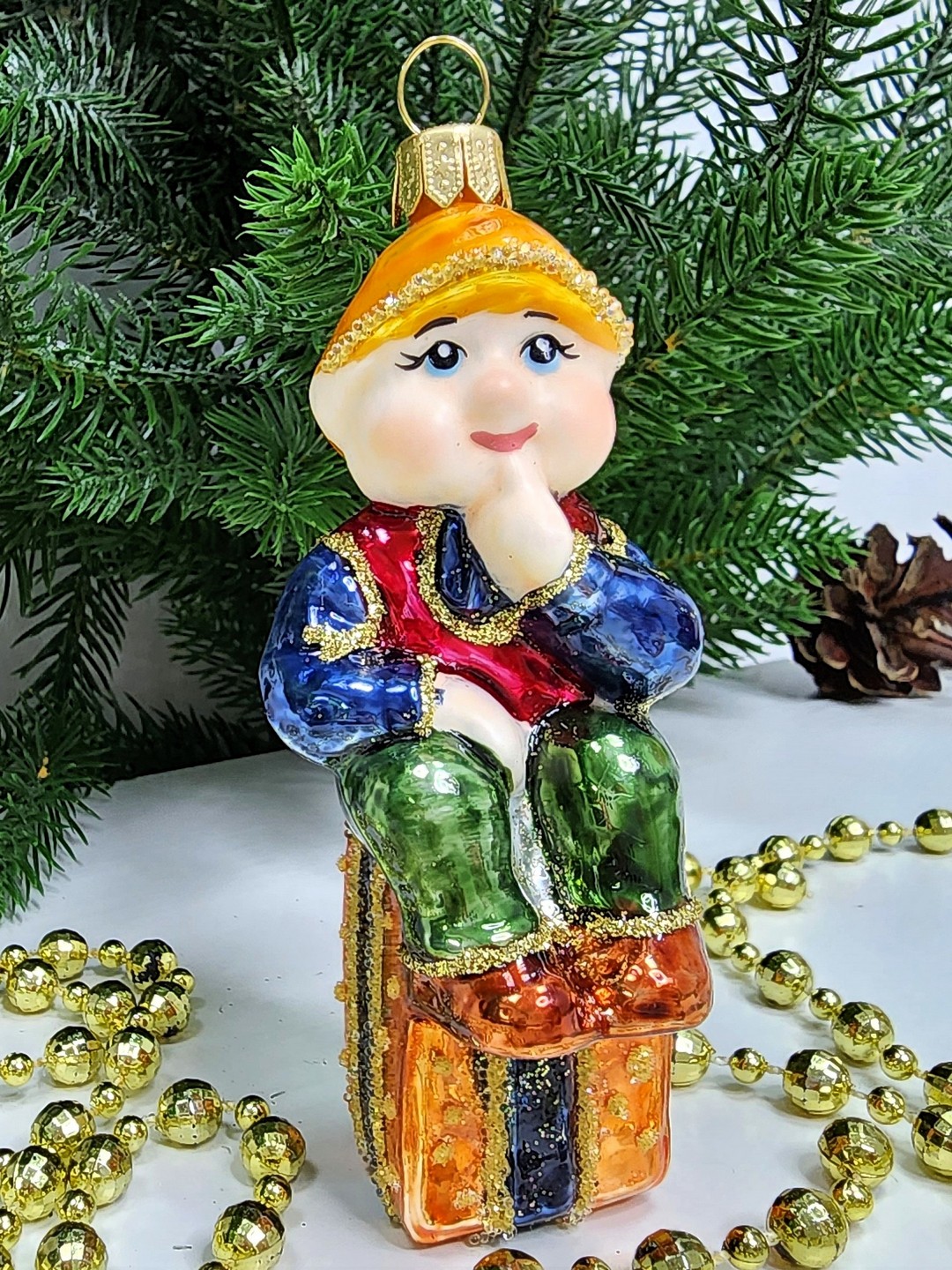 фото Стеклянная елочная игрушка Гном на подарке