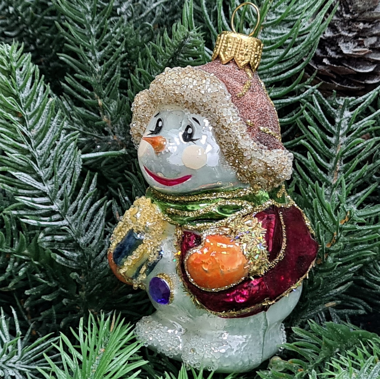 фото Стеклянная елочная игрушка Снеговик с подарком