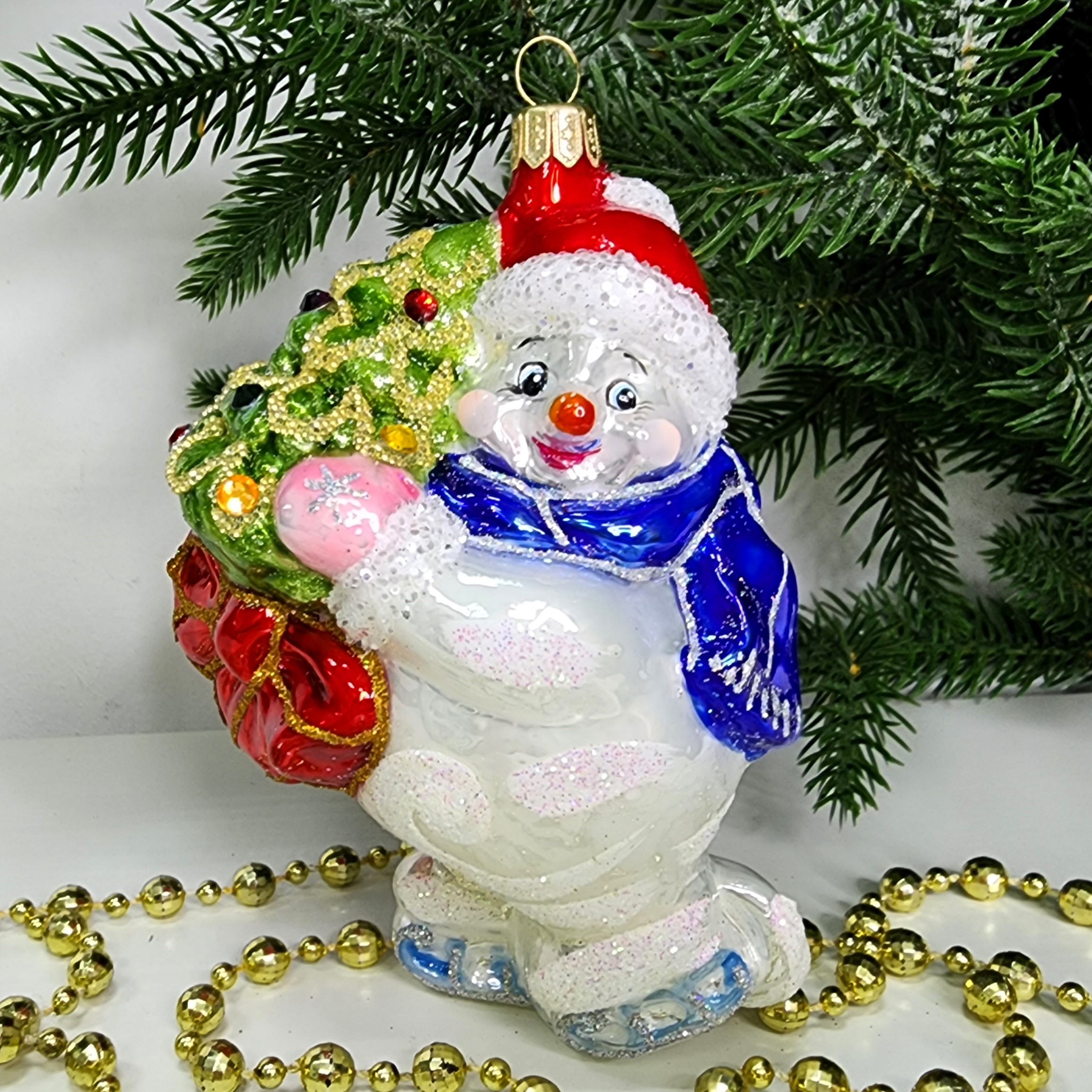 фото Стеклянная елочная игрушка Снеговик на коньках с елкой