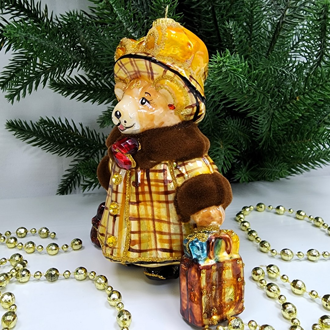 фото Стеклянная елочная игрушка Медведица с сумочками