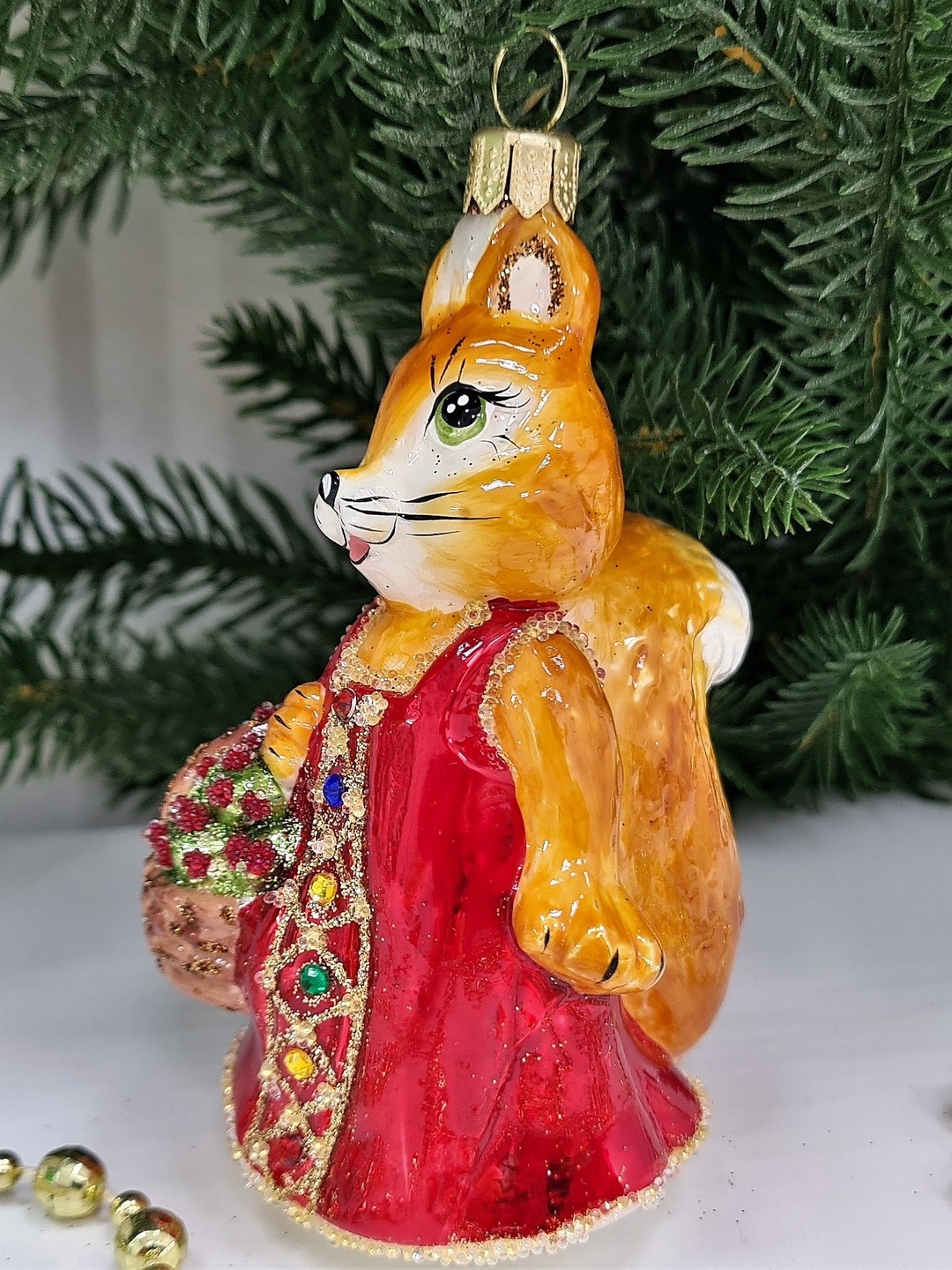 фото Стеклянная елочная игрушка Белочка с корзинкой
