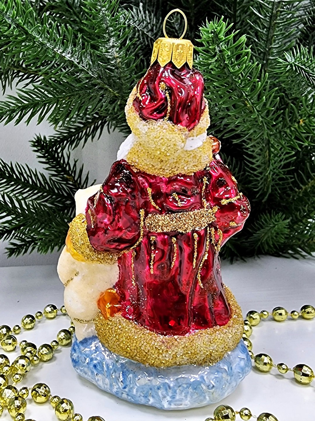 фото Стеклянная елочная игрушка Дед Мороз с мишкой и подарками