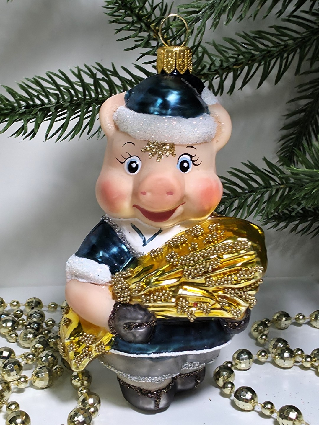 фото Стеклянная елочная игрушка Поросенок с сеном