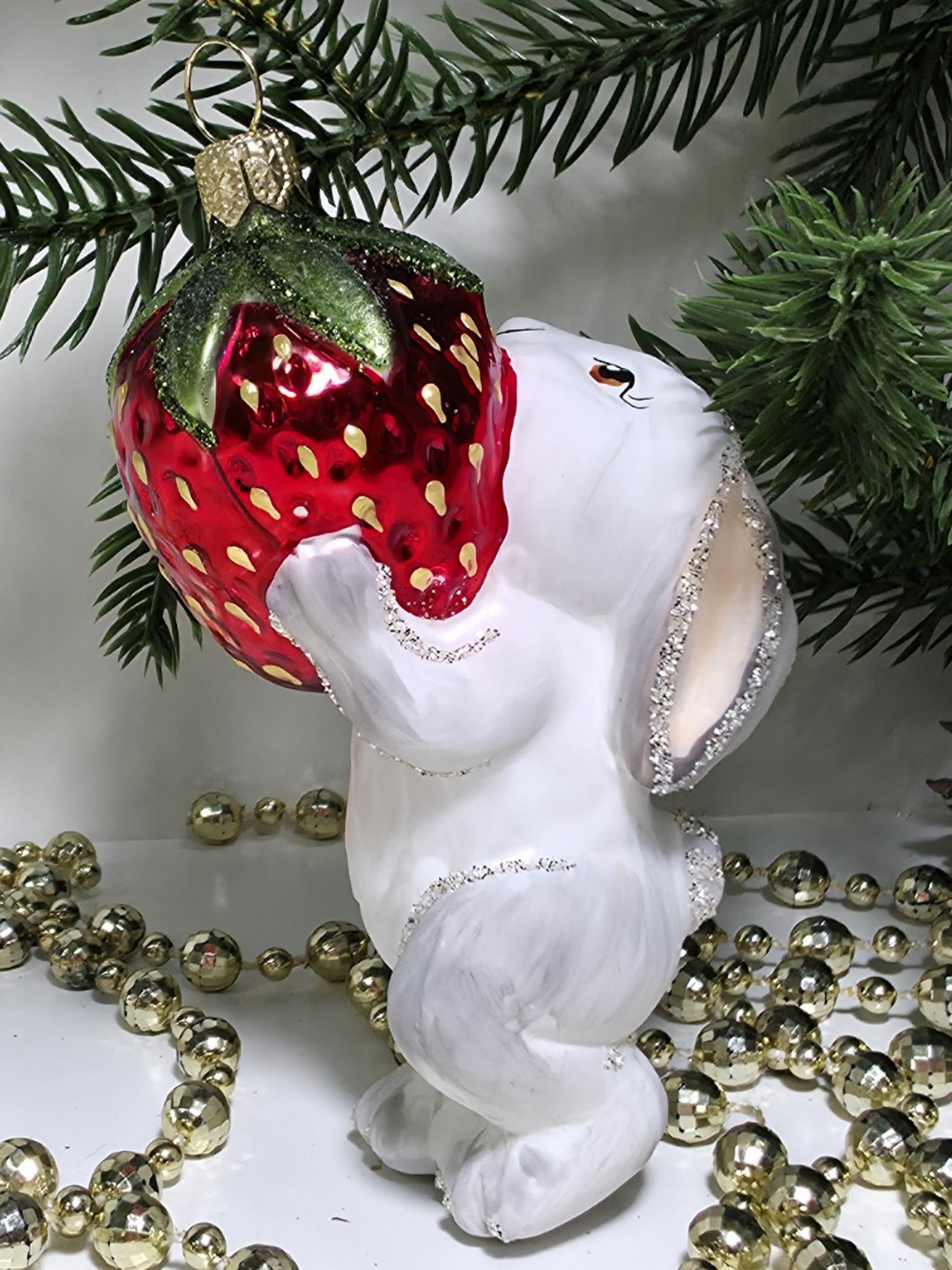 фото Стеклянная елочная игрушка Зайчик с клубникой