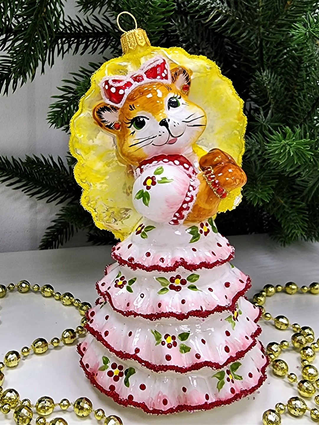 фото Стеклянная елочная игрушка Кошка с желтым зонтиком глянец