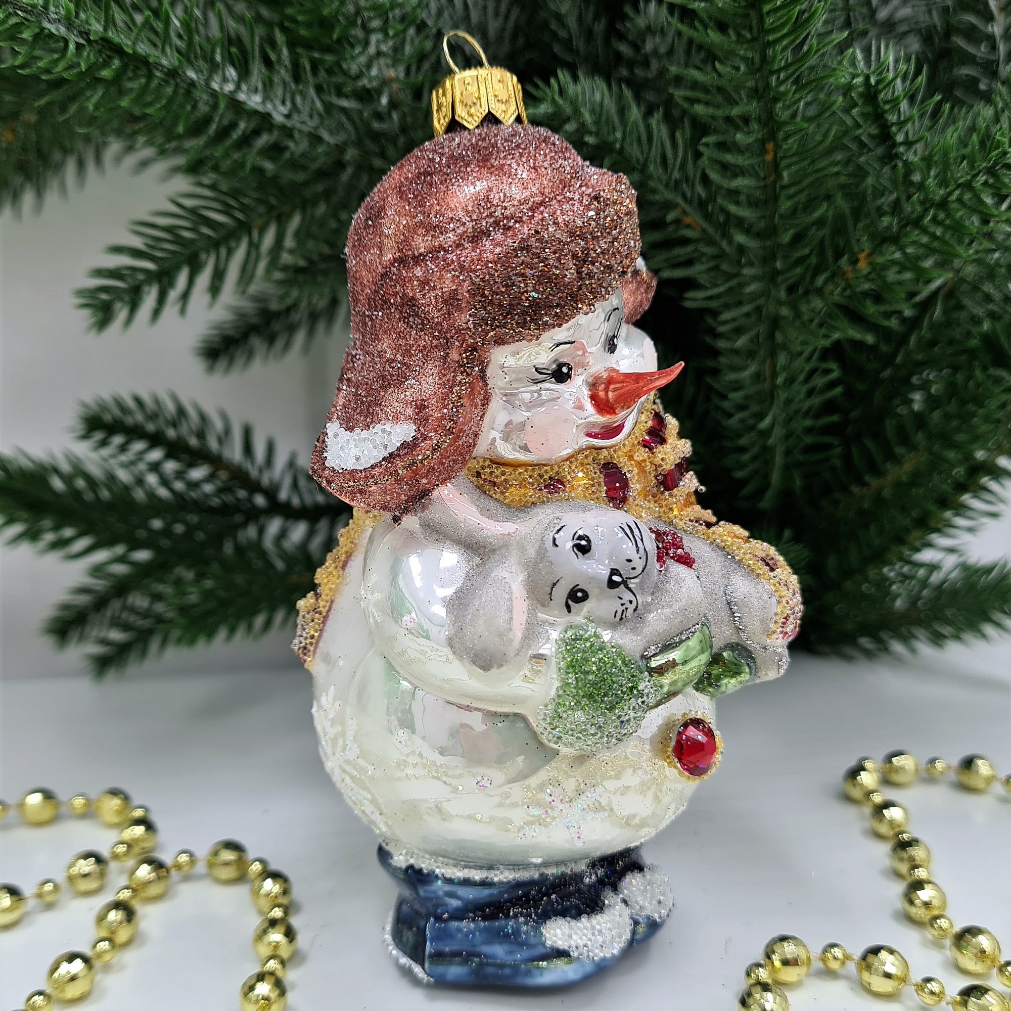 фото Стеклянная елочная игрушка Снеговик в ушанке с зайчиком