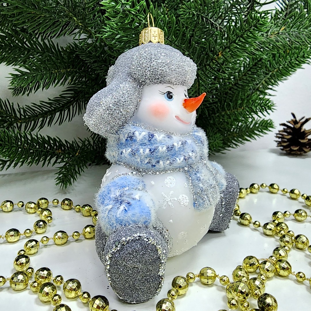 фото Стеклянная елочная игрушка Снеговик в валенках