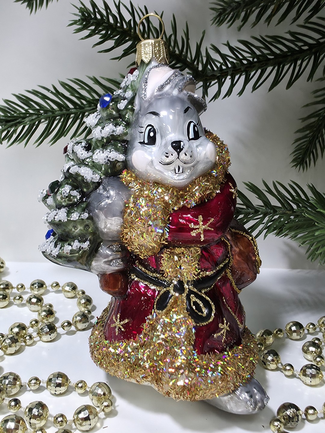 фото Стеклянная елочная игрушка Заяц с елкой