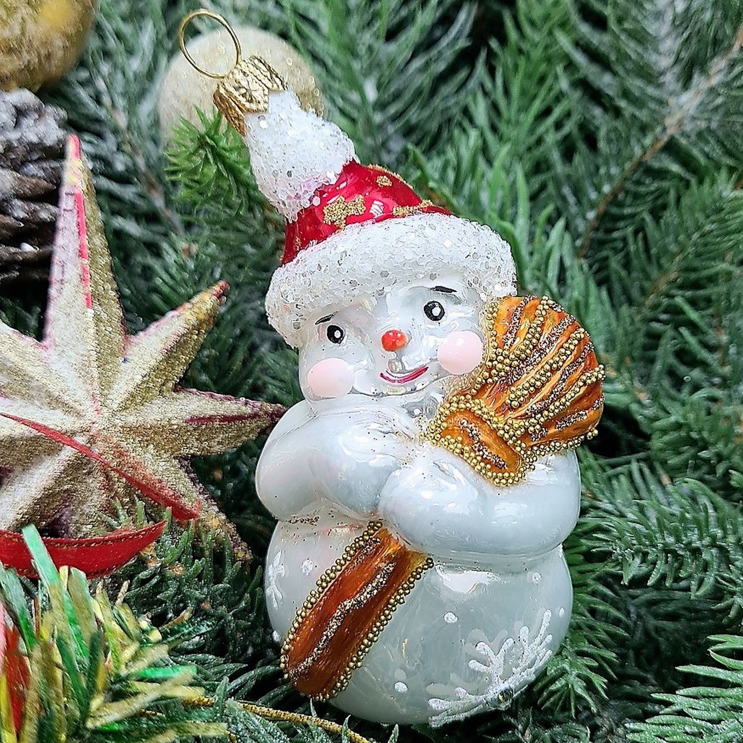 фото Стеклянная елочная игрушка Снеговик с метлой малый