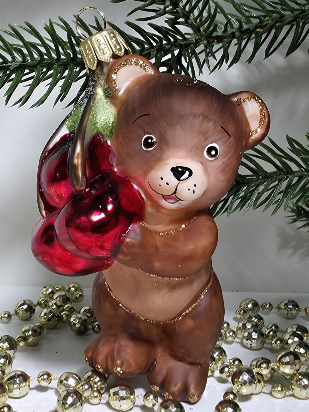 фото Стеклянная елочная игрушка Мишка с вишенками