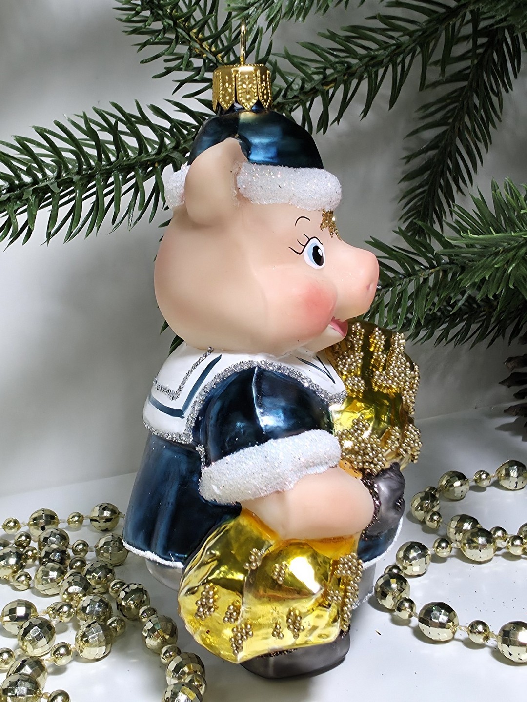 фото Стеклянная елочная игрушка Поросенок с сеном