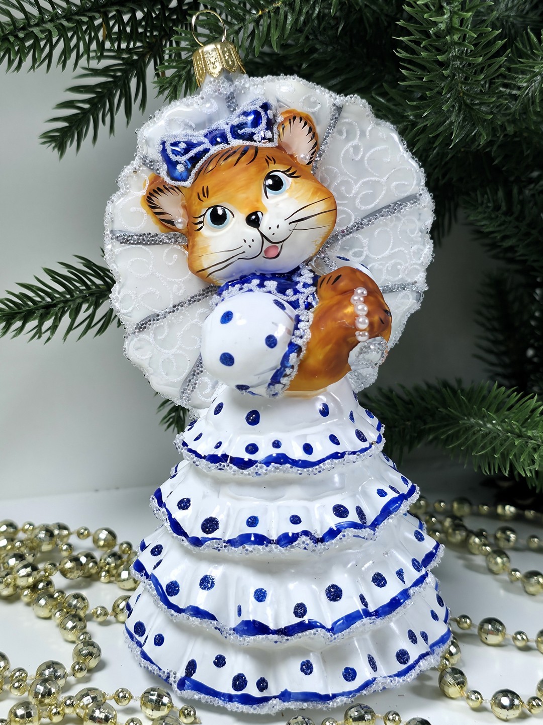 фото Стеклянная елочная игрушка Кошка с зонтиком голубая