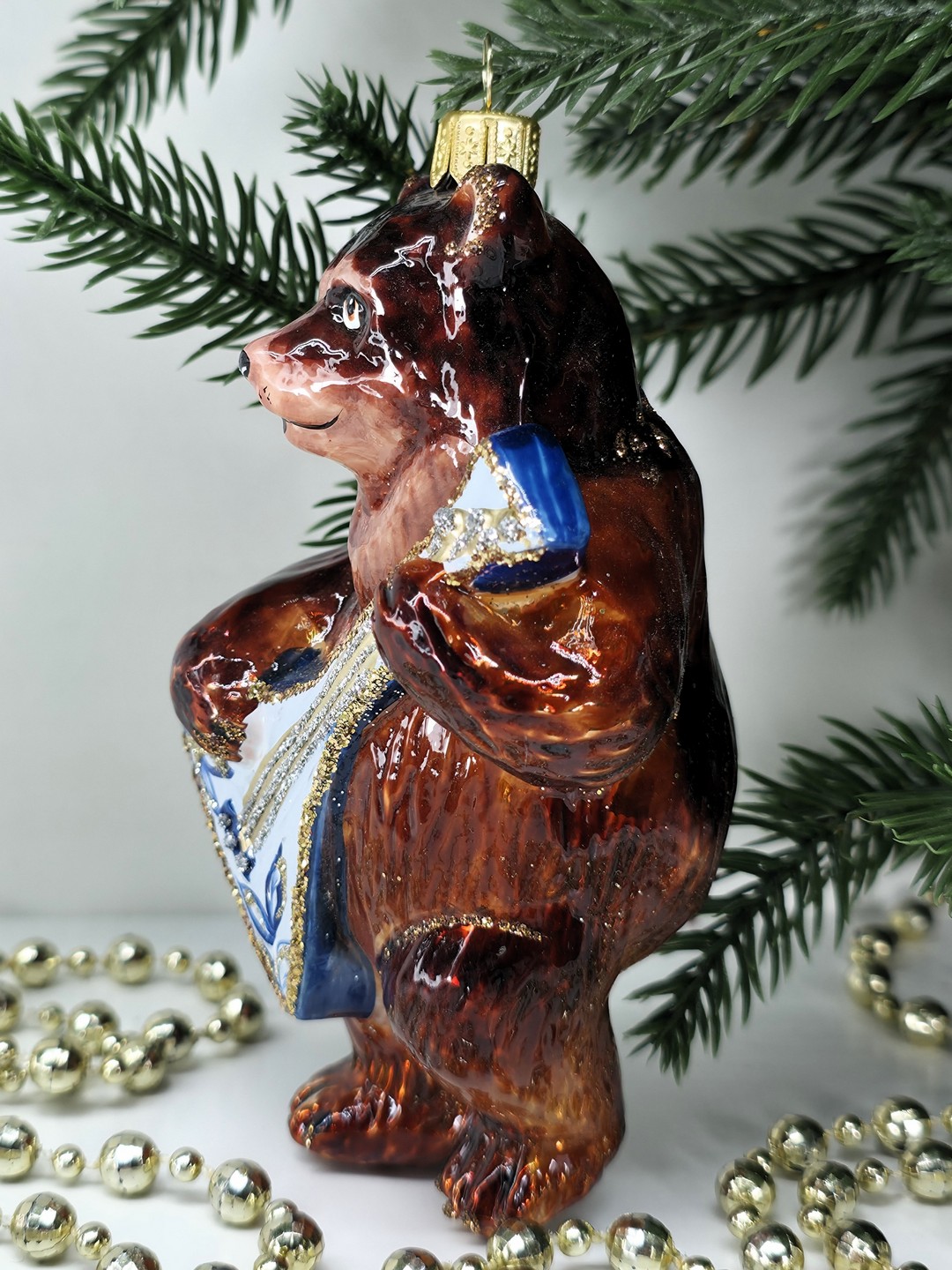 фото Стеклянная елочная игрушка Медведь с балалайкой