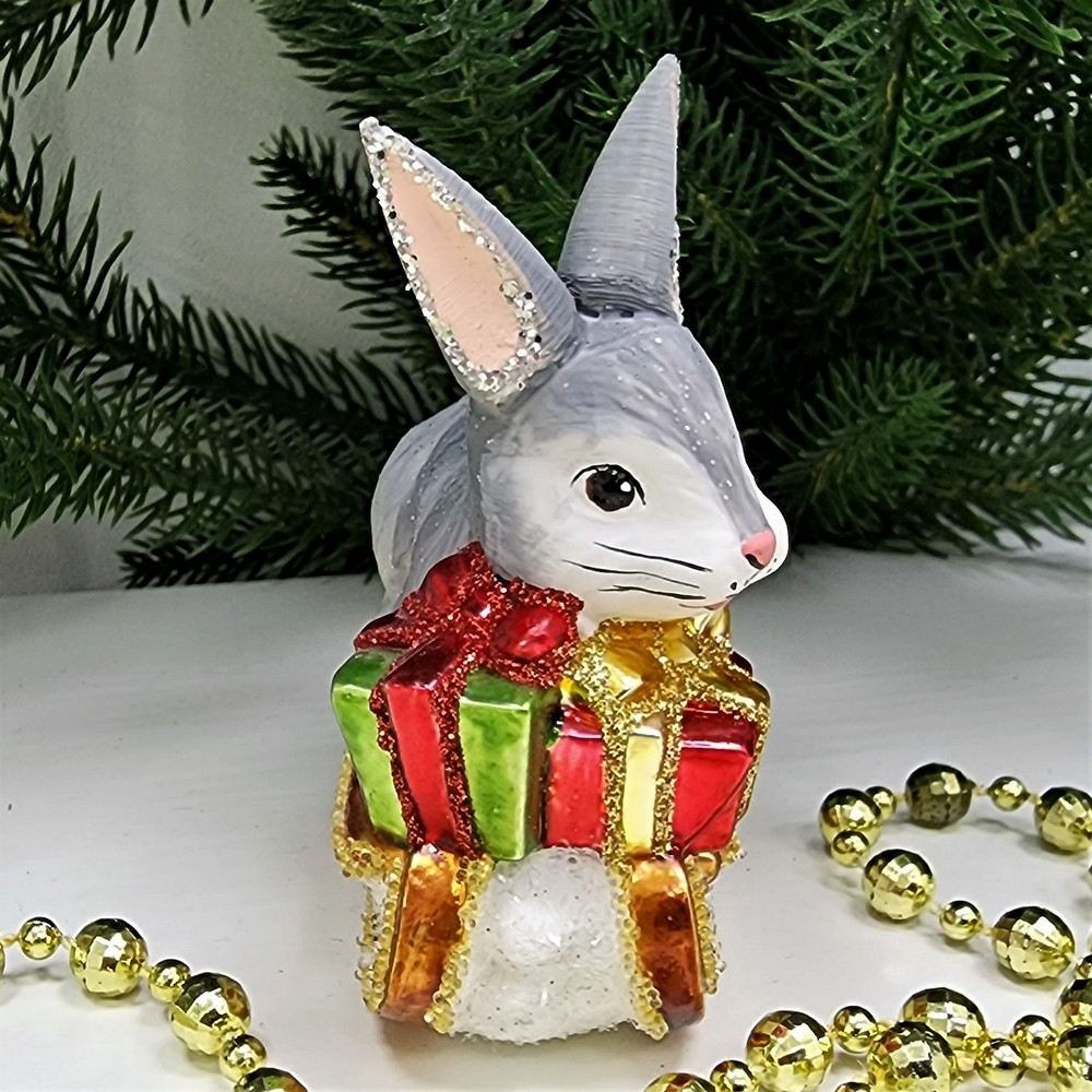 фото Стеклянная елочная игрушка Зайчик на санях с подарками-2