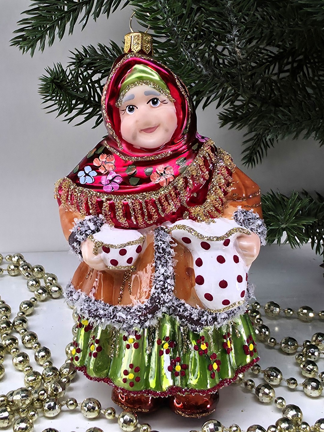 фото Стеклянная елочная игрушка Бабушка с кувшином