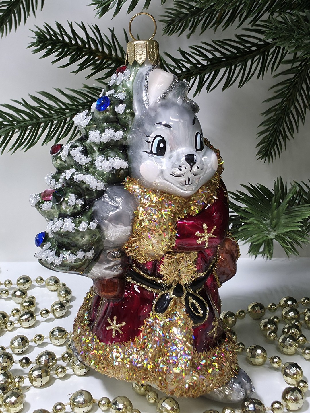 фото Стеклянная елочная игрушка Заяц с елкой