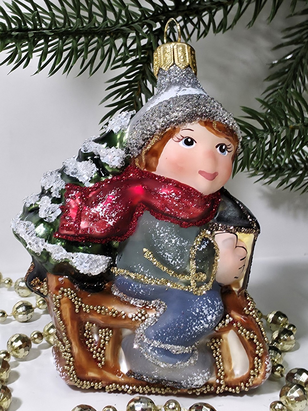 фото Стеклянная елочная игрушка Мальчик на санях царский