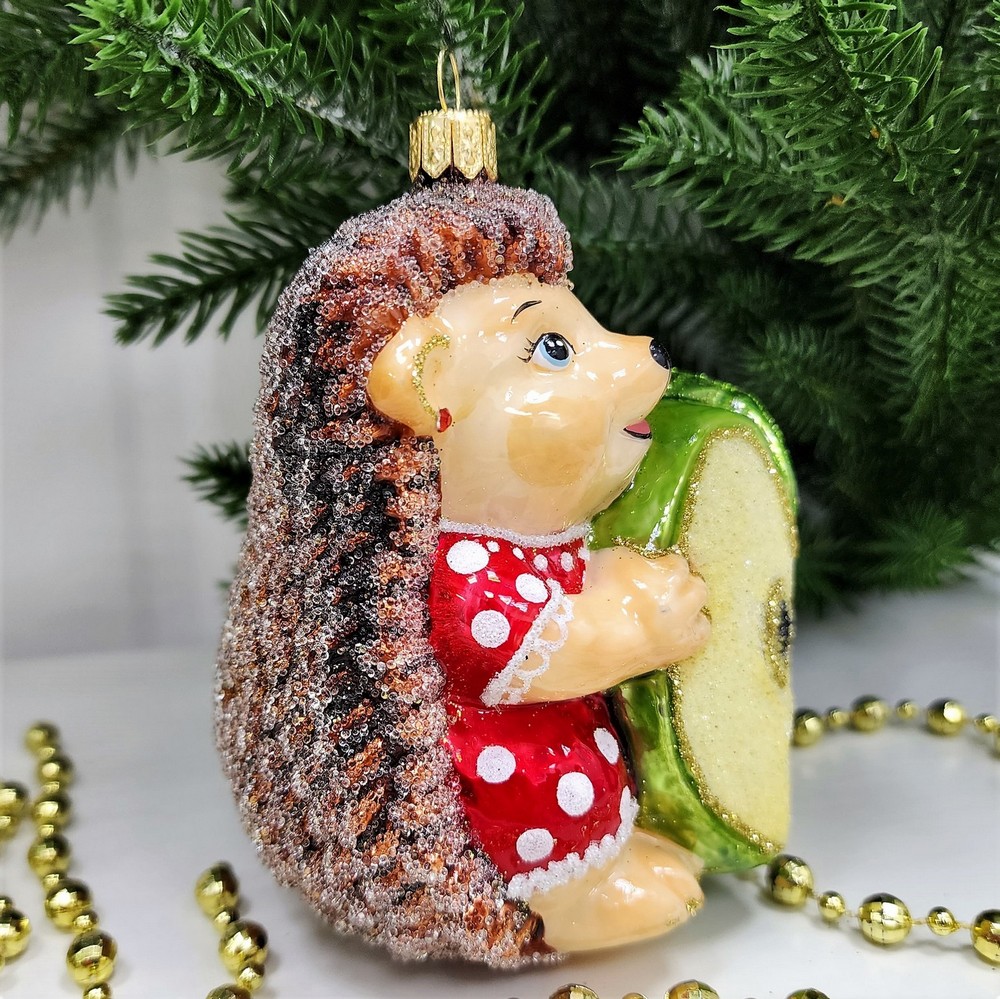 фото Стеклянная елочная игрушка Ежик с яблоком девочка