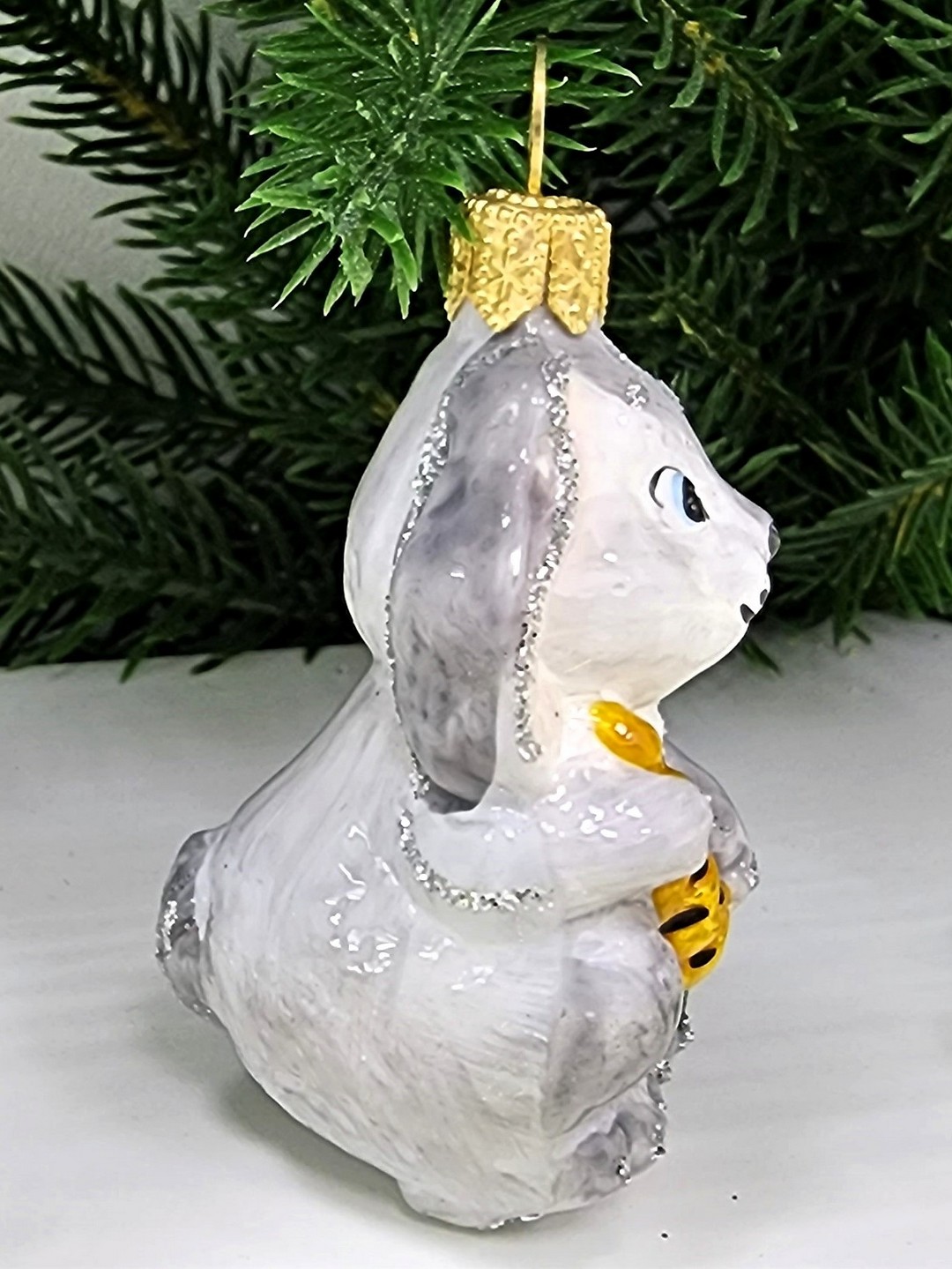 фото Стеклянная елочная игрушка Зайка с морковкой