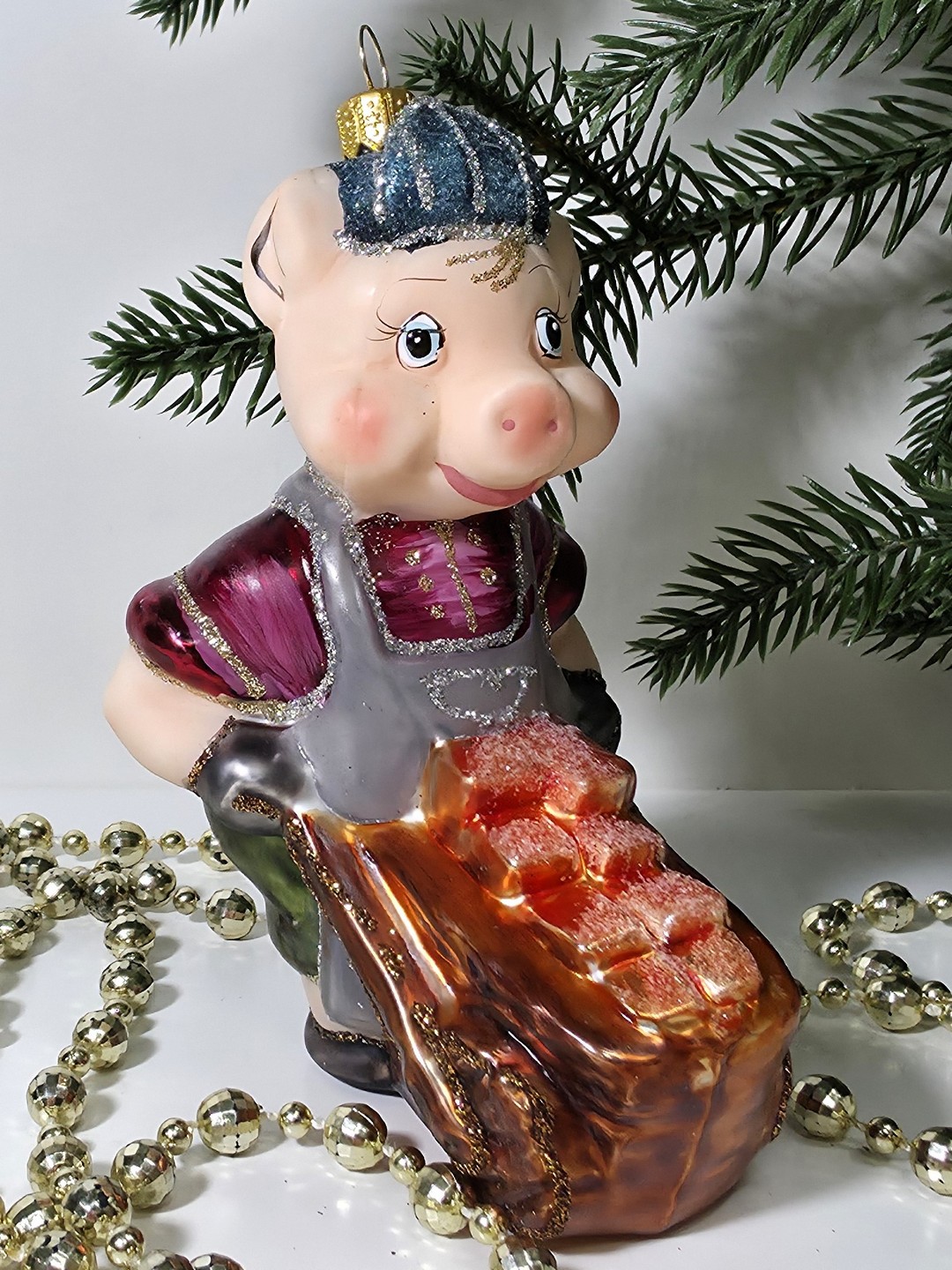 фото Стеклянная елочная игрушка Поросенок с телегой