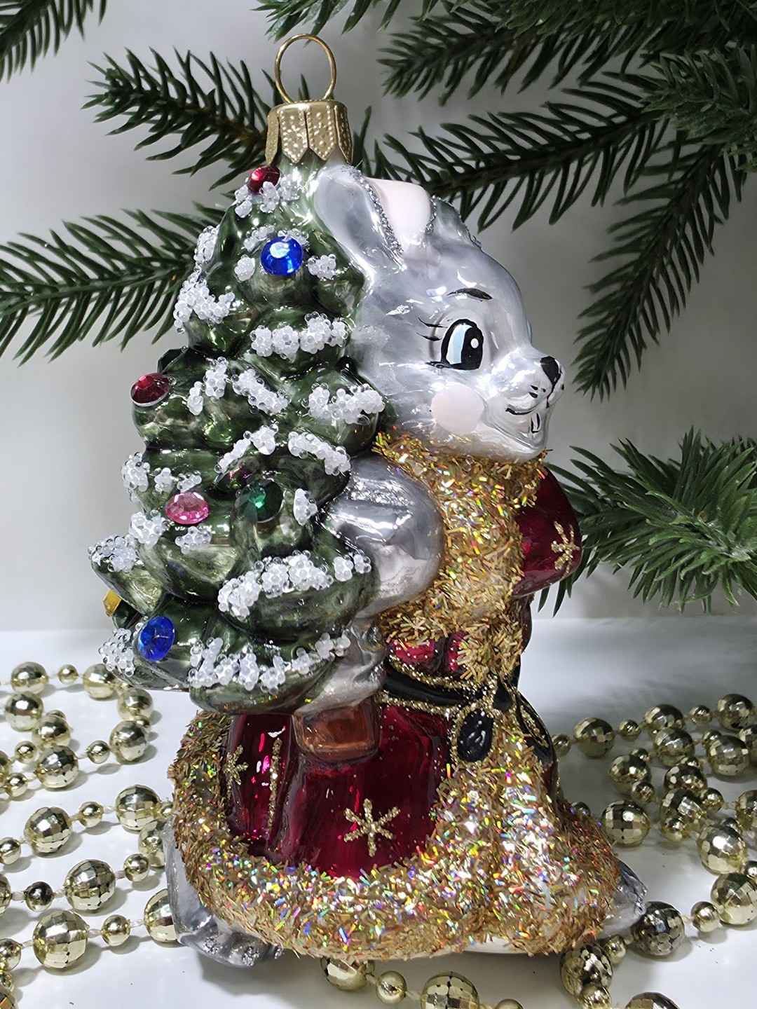фото Стеклянная елочная игрушка Заяц с елкой