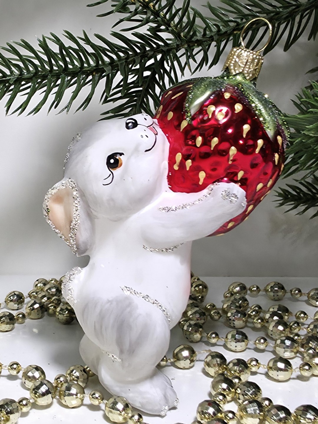 фото Стеклянная елочная игрушка Зайчик с клубникой