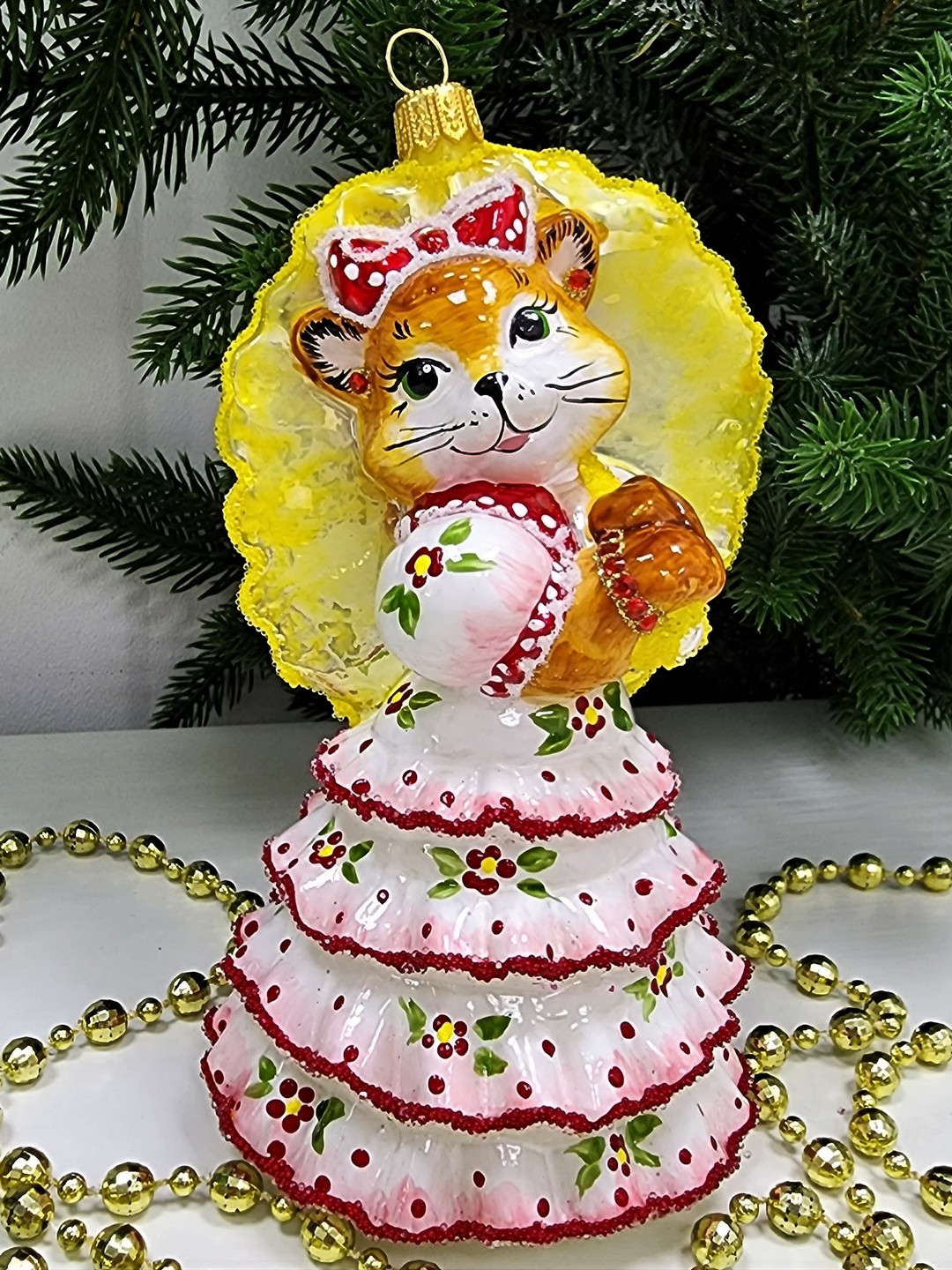 фото Стеклянная елочная игрушка Кошка с желтым зонтиком глянец