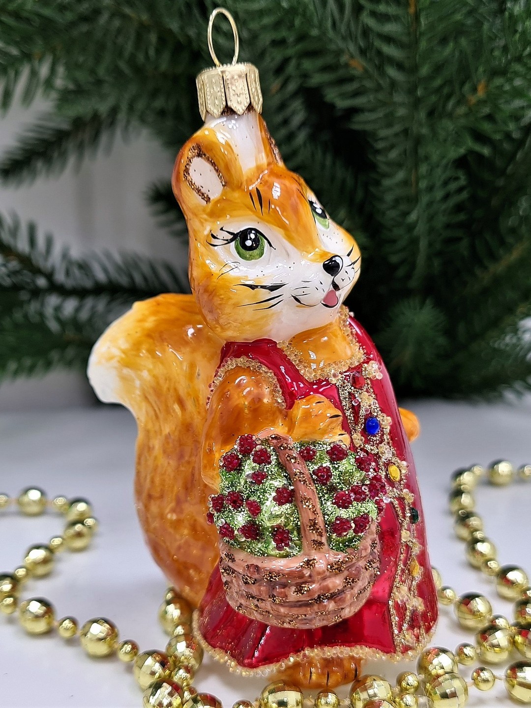 фото Стеклянная елочная игрушка Белочка с корзинкой