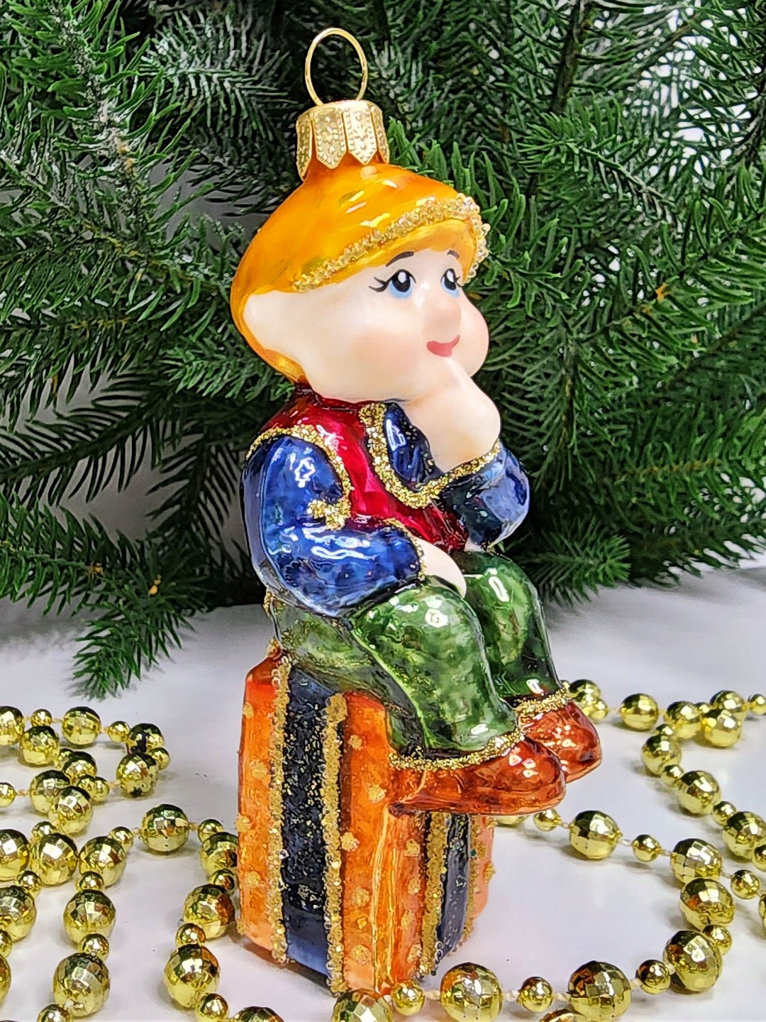 фото Стеклянная елочная игрушка Гном на подарке
