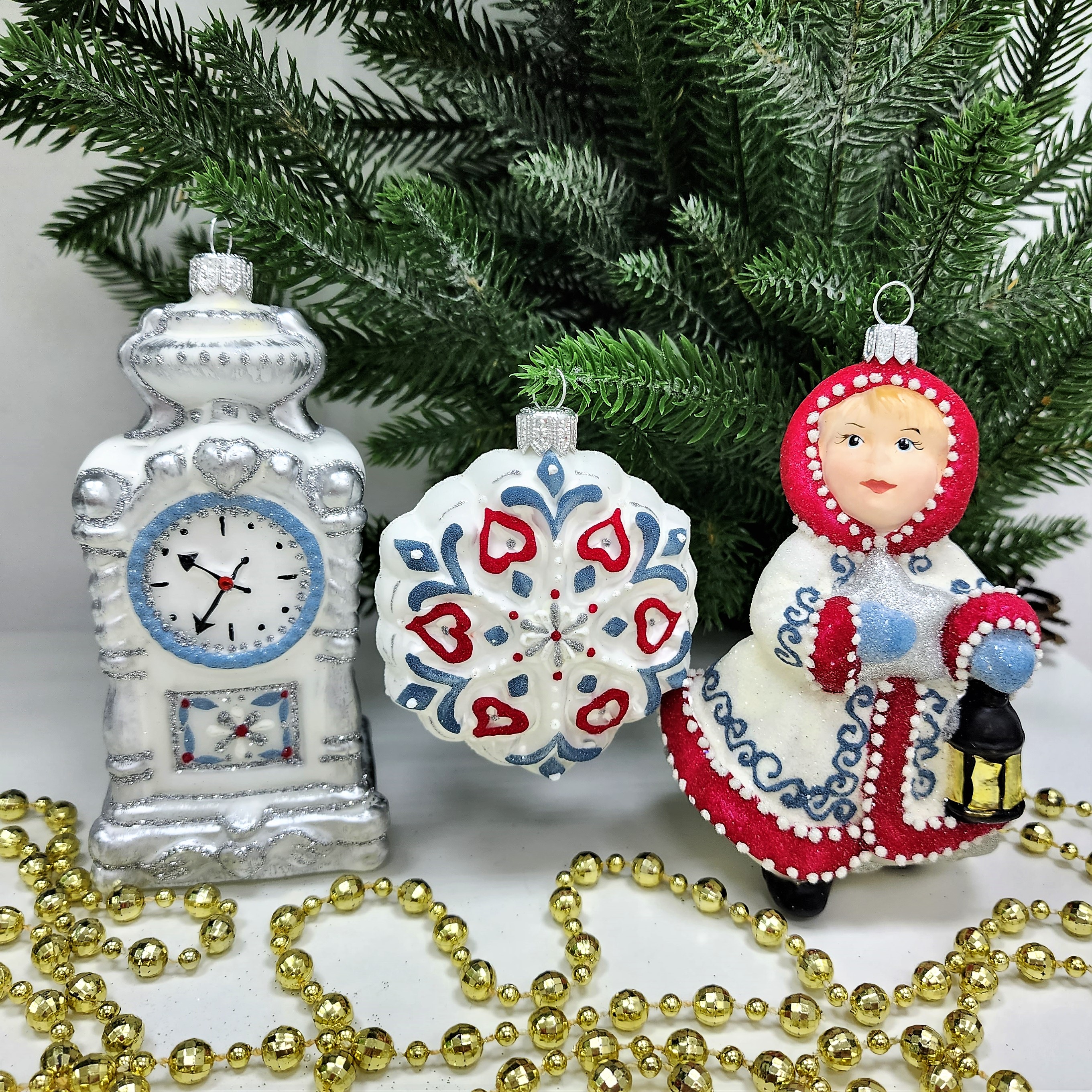 фото Набор ёлочных игрушек Девочка с фонариком, снежинка и часы скандинавские