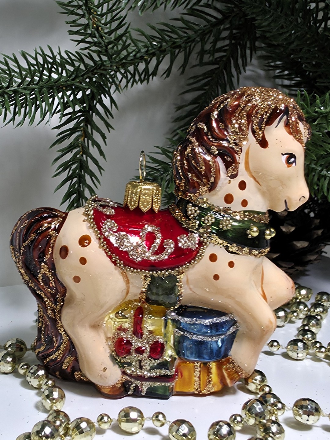 фото Стеклянная елочная игрушка Лошадка с подарками