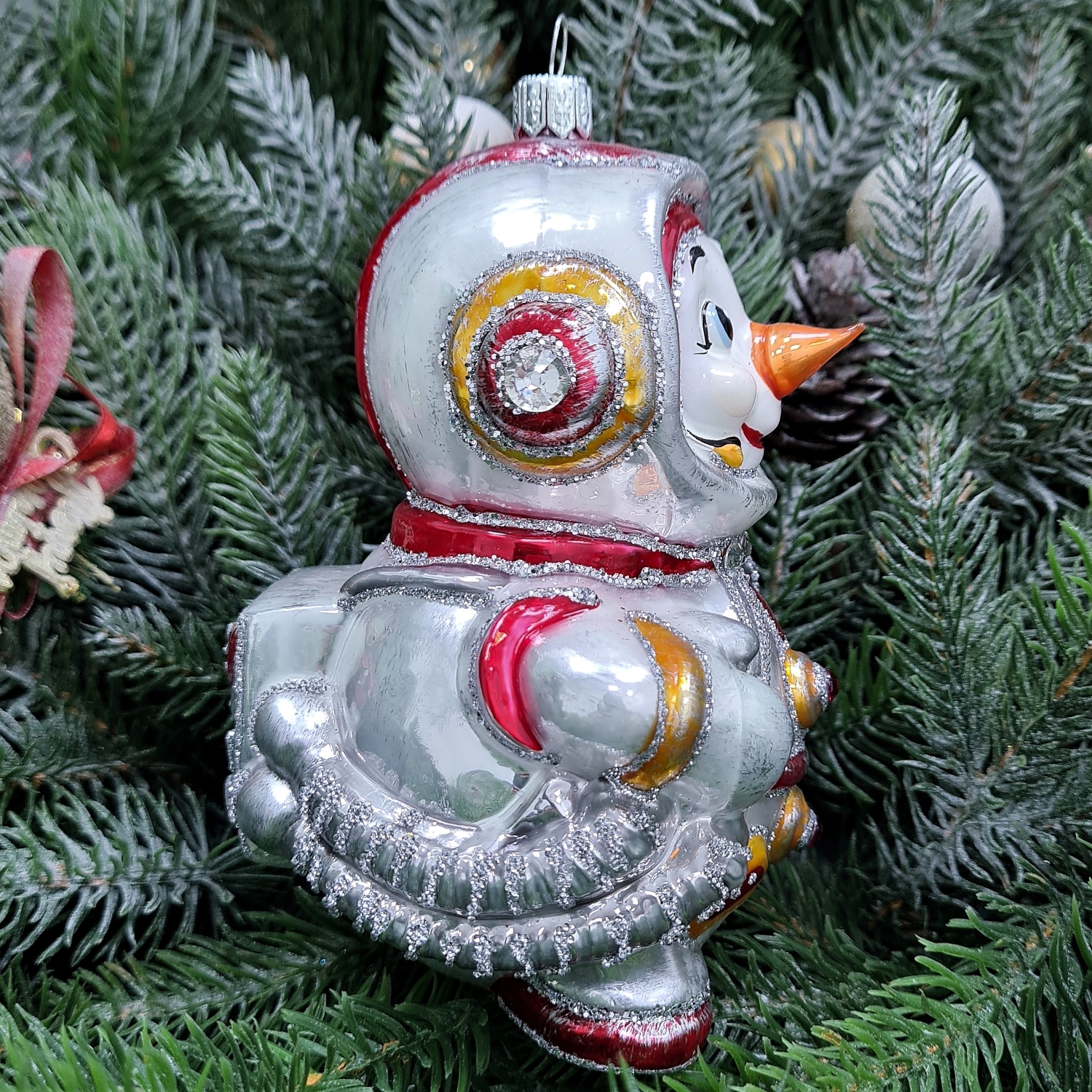 фото Стеклянная елочная игрушка Снеговик космонавт красный