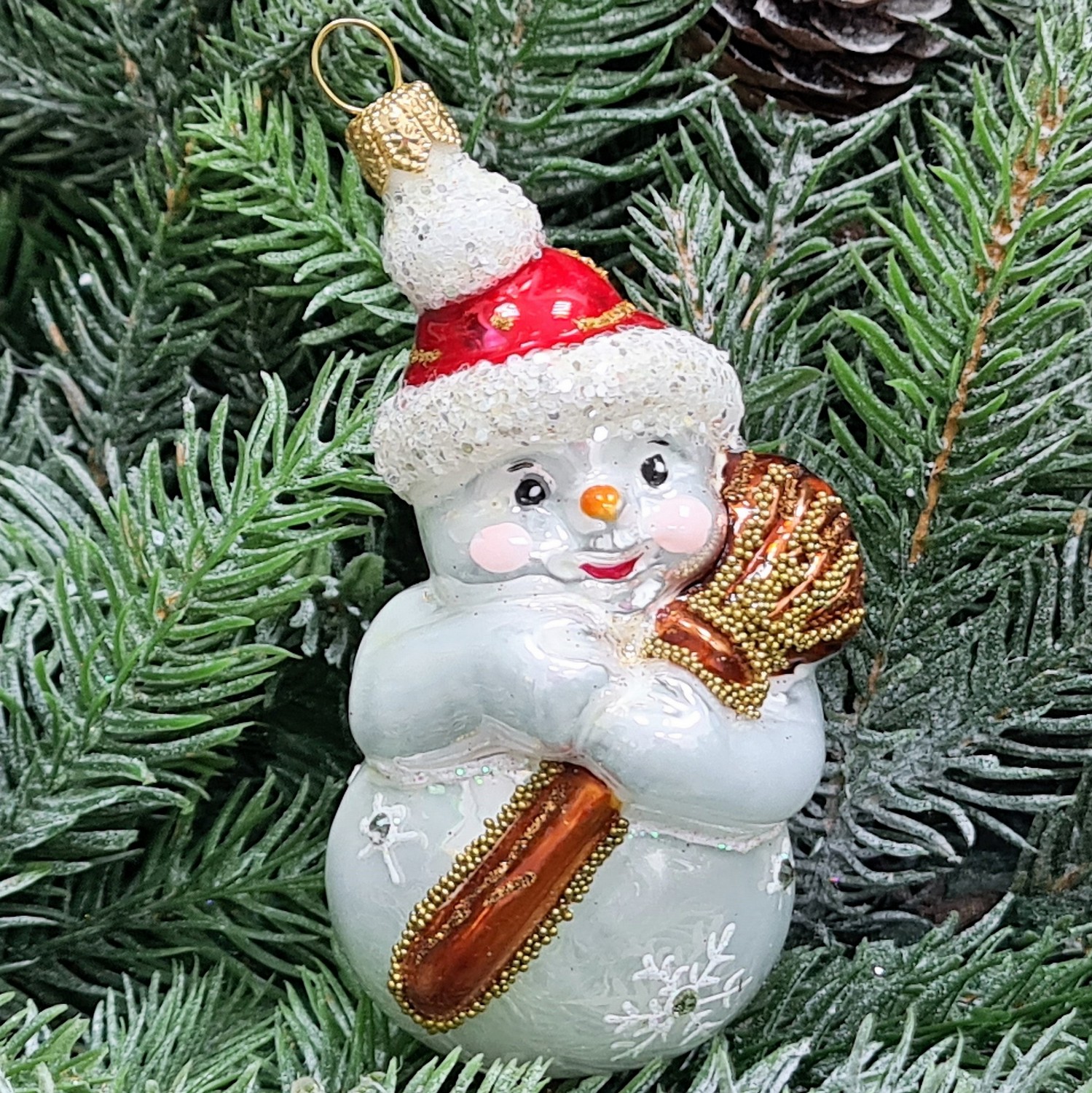 фото Стеклянная елочная игрушка Снеговик с метлой малый
