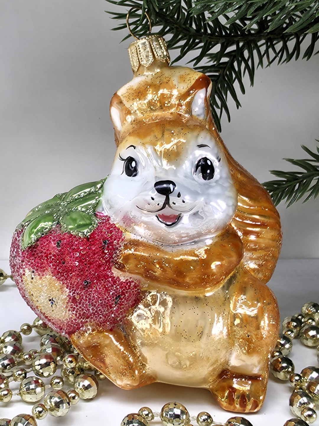 фото Стеклянная елочная игрушка Белочка с клубникой сахар