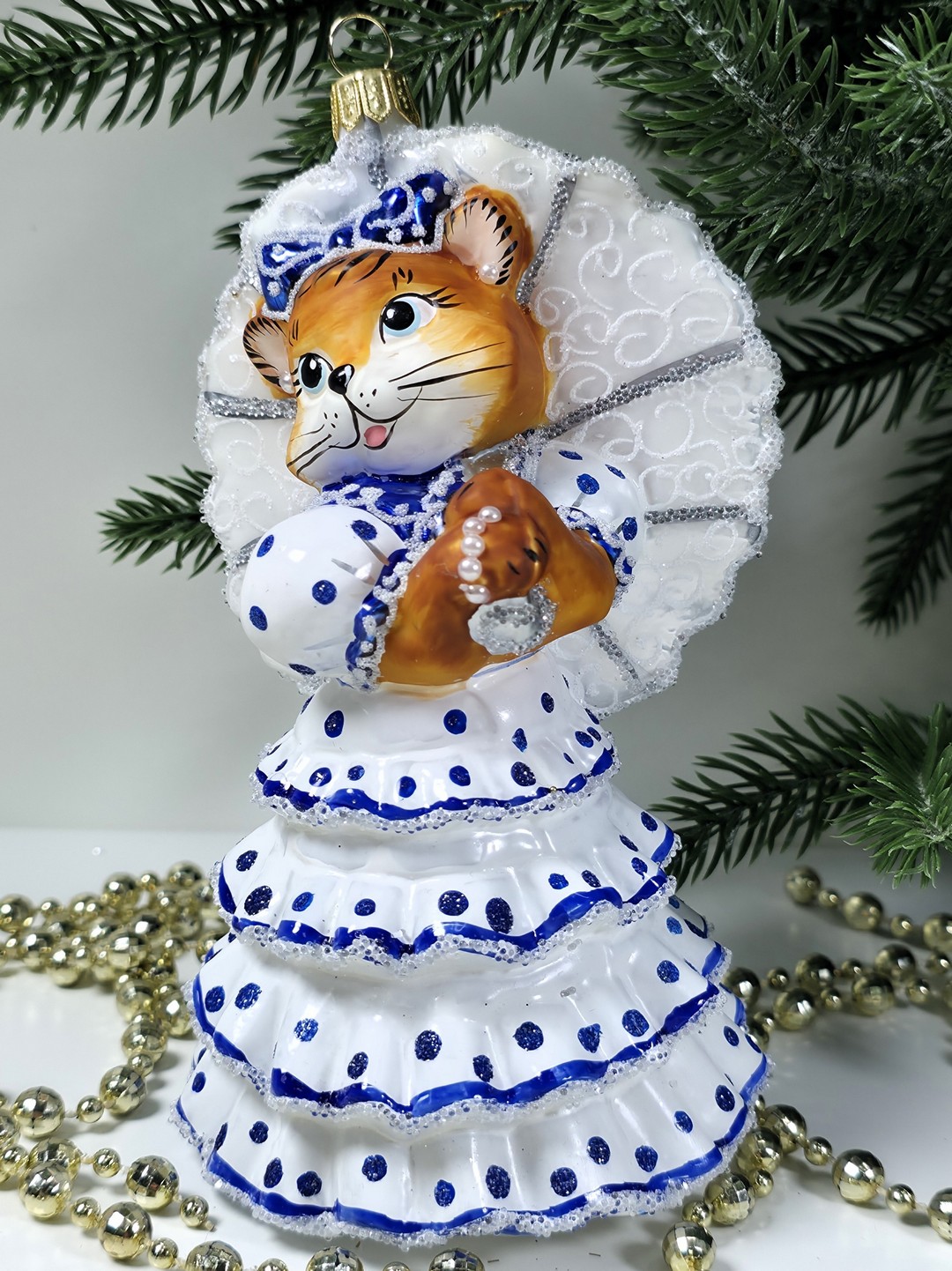 фото Стеклянная елочная игрушка Кошка с зонтиком голубая