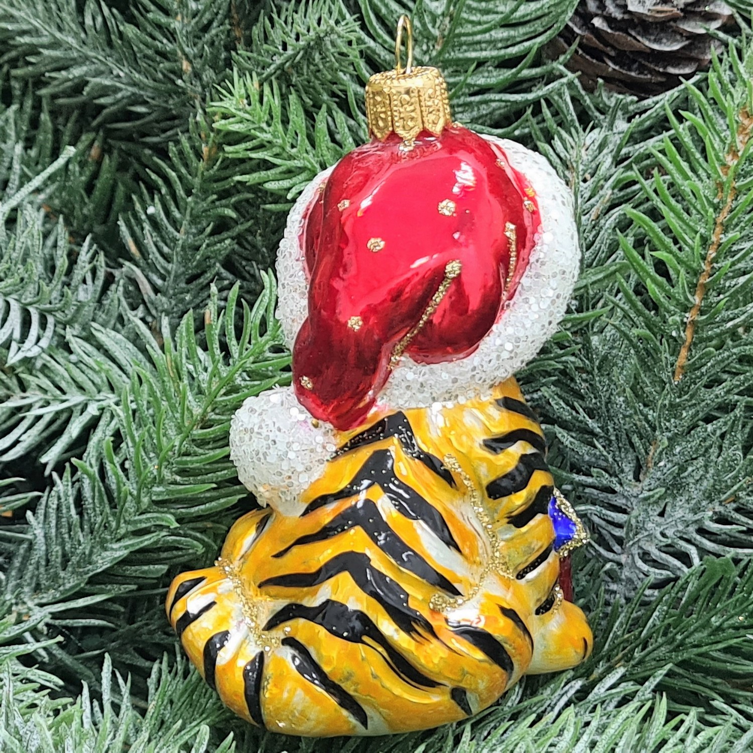 фото Стеклянная елочная игрушка Тигр с подарком