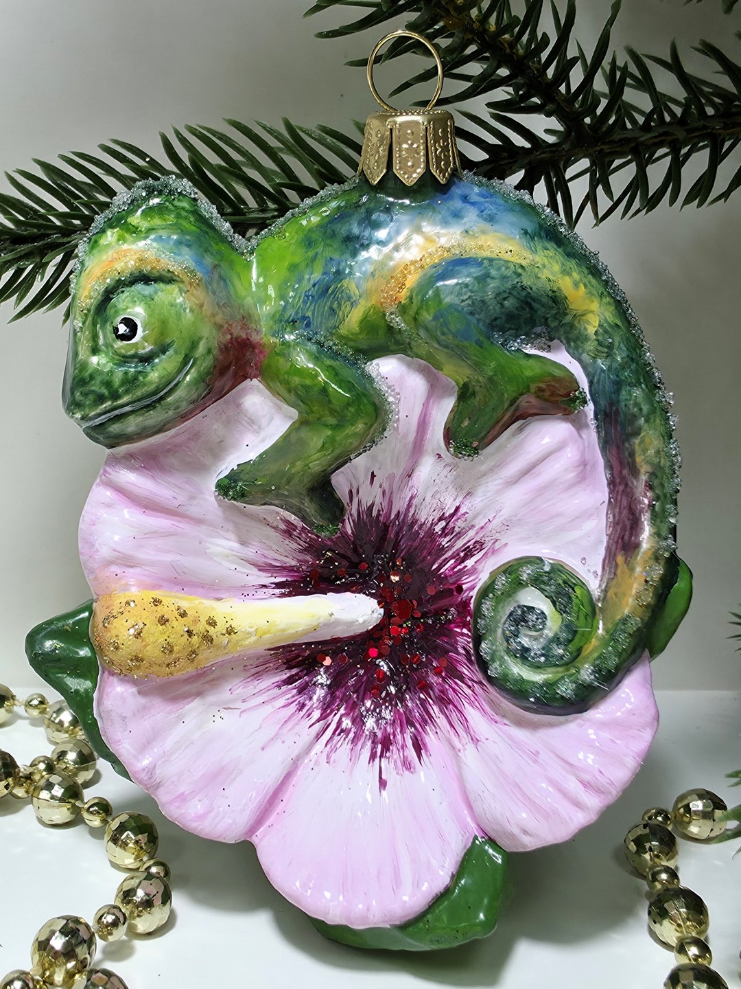 фото Стеклянная елочная игрушка Хамелеон на цветке