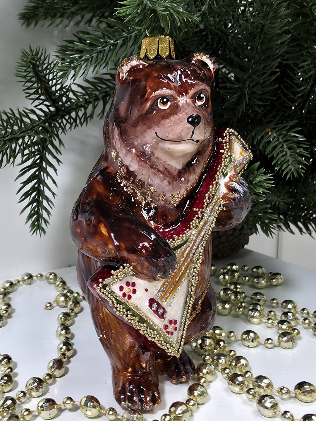 фото Стеклянная елочная игрушка Мишка с балалайкой