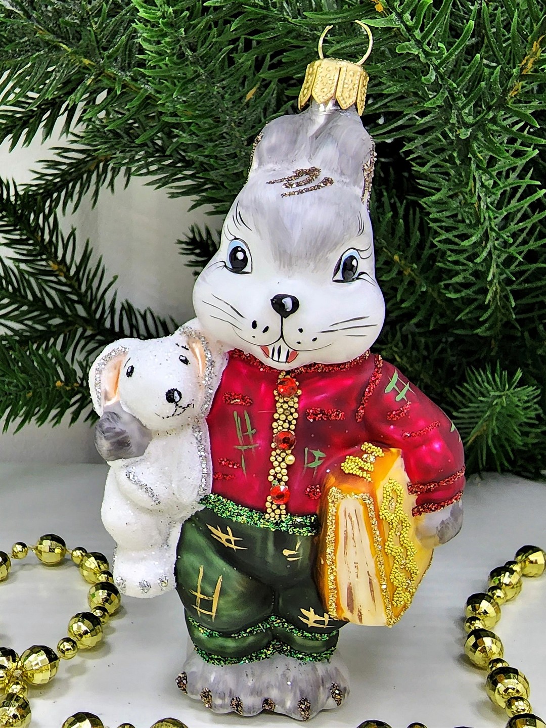 фото Стеклянная елочная игрушка Зайчик с зайкой и книгой