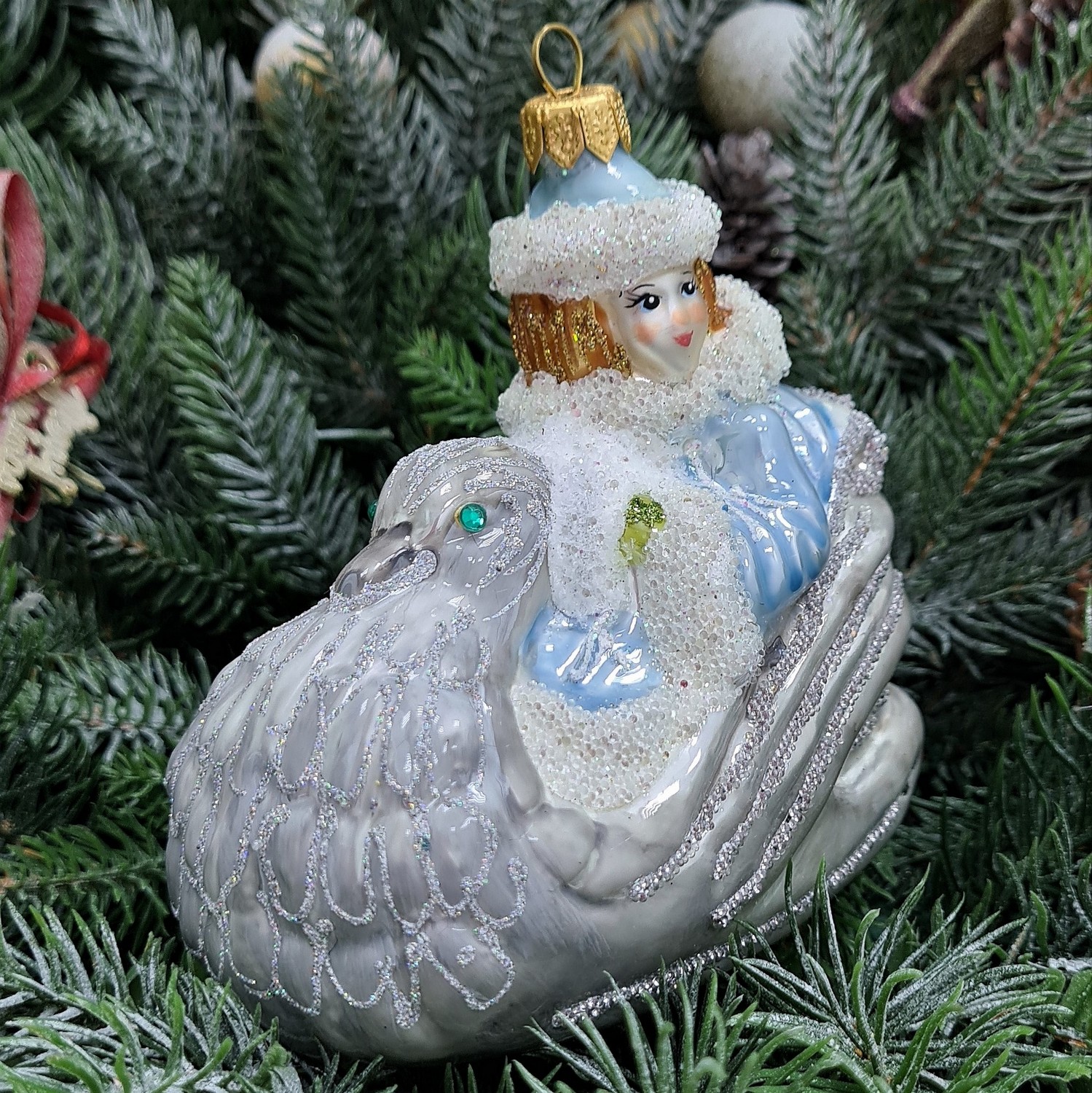 фото Стеклянная елочная игрушка Снегурочка в санях лебедь