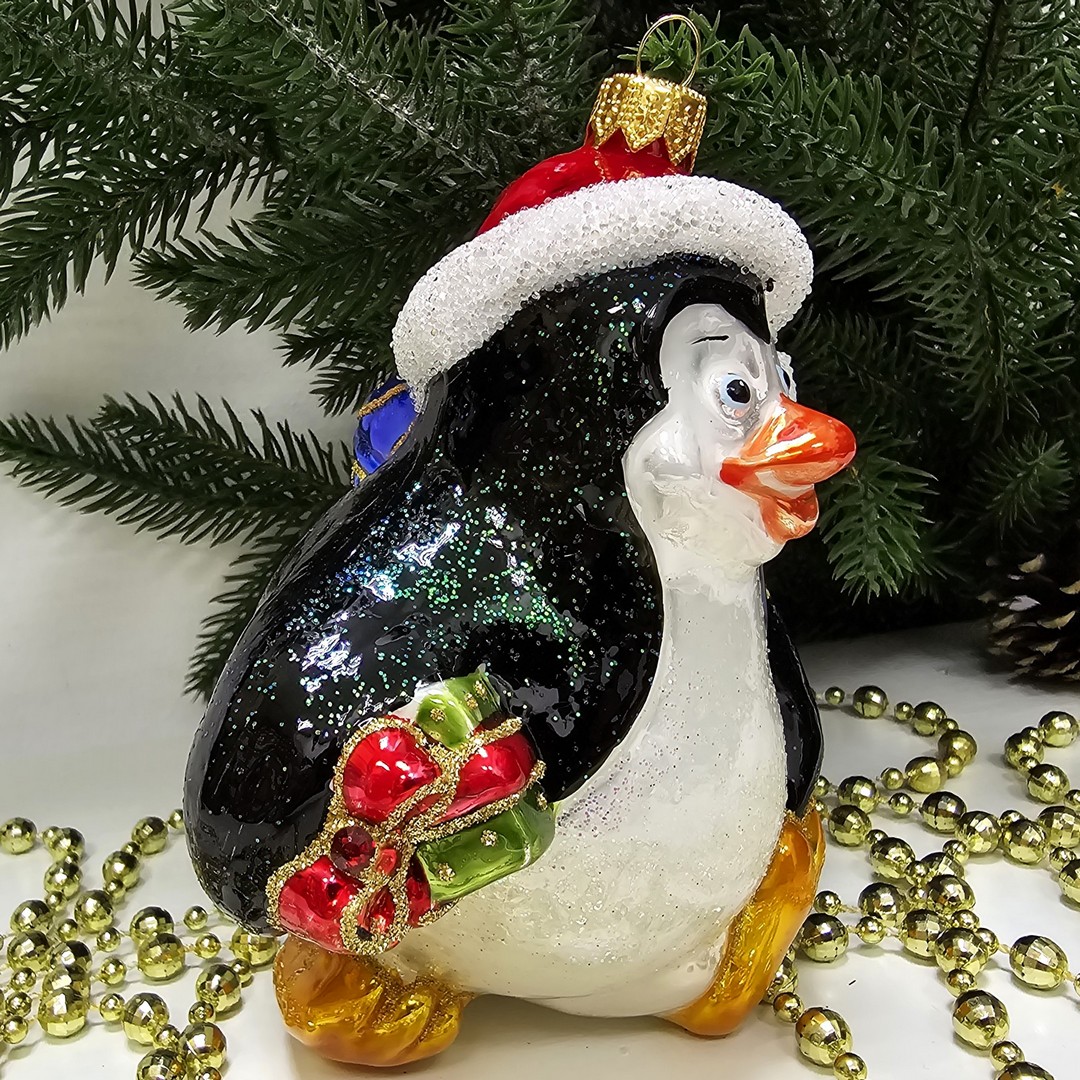 фото Стеклянная елочная игрушка Пингвин с подарком
