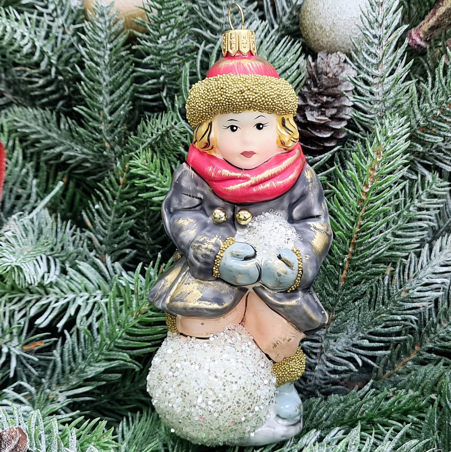 фото Стеклянная елочная игрушка Девочка со снежком Винтаж
