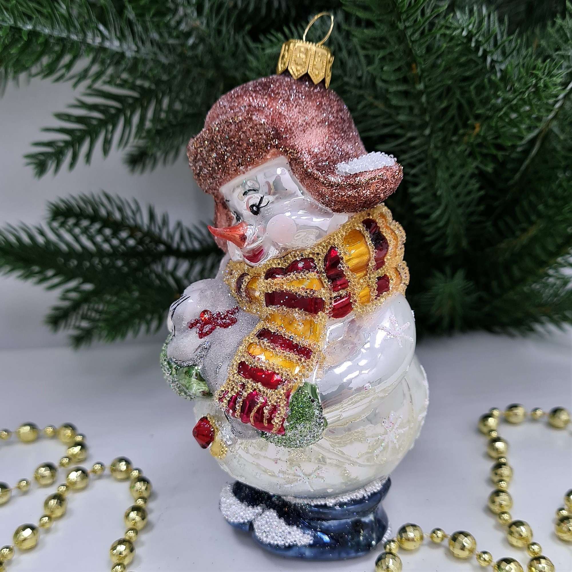 фото Стеклянная елочная игрушка Снеговик в ушанке с зайчиком