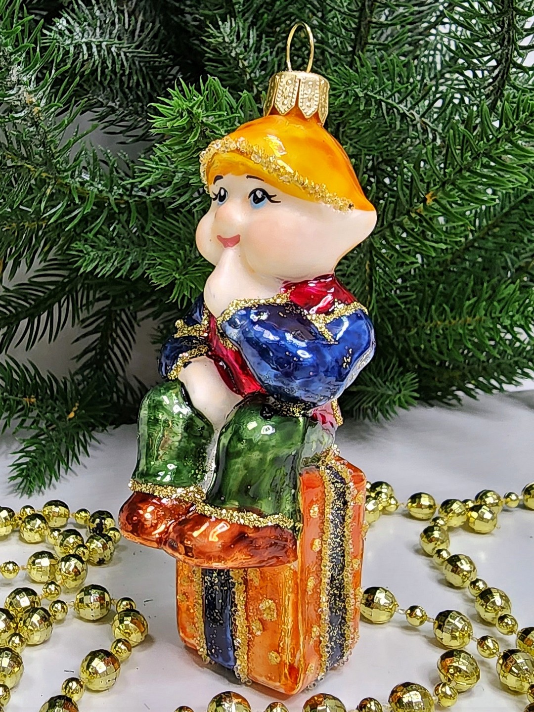 фото Стеклянная елочная игрушка Гном на подарке
