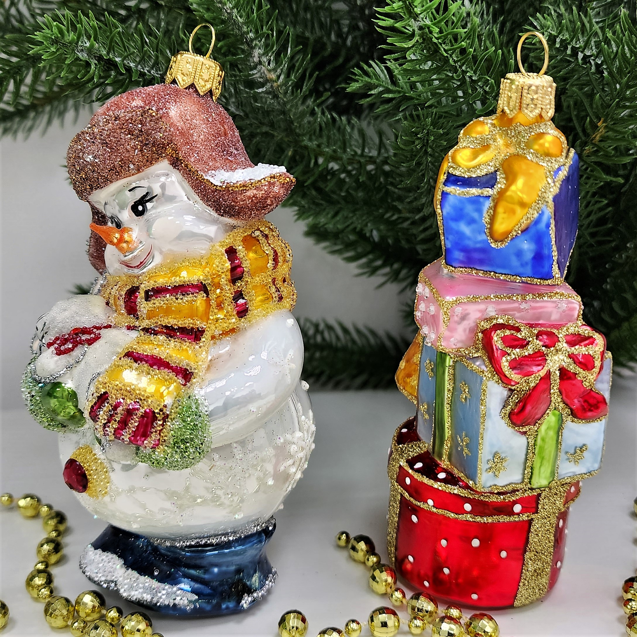фото Набор ёлочных игрушек Снеговик с зайчиком и подарки