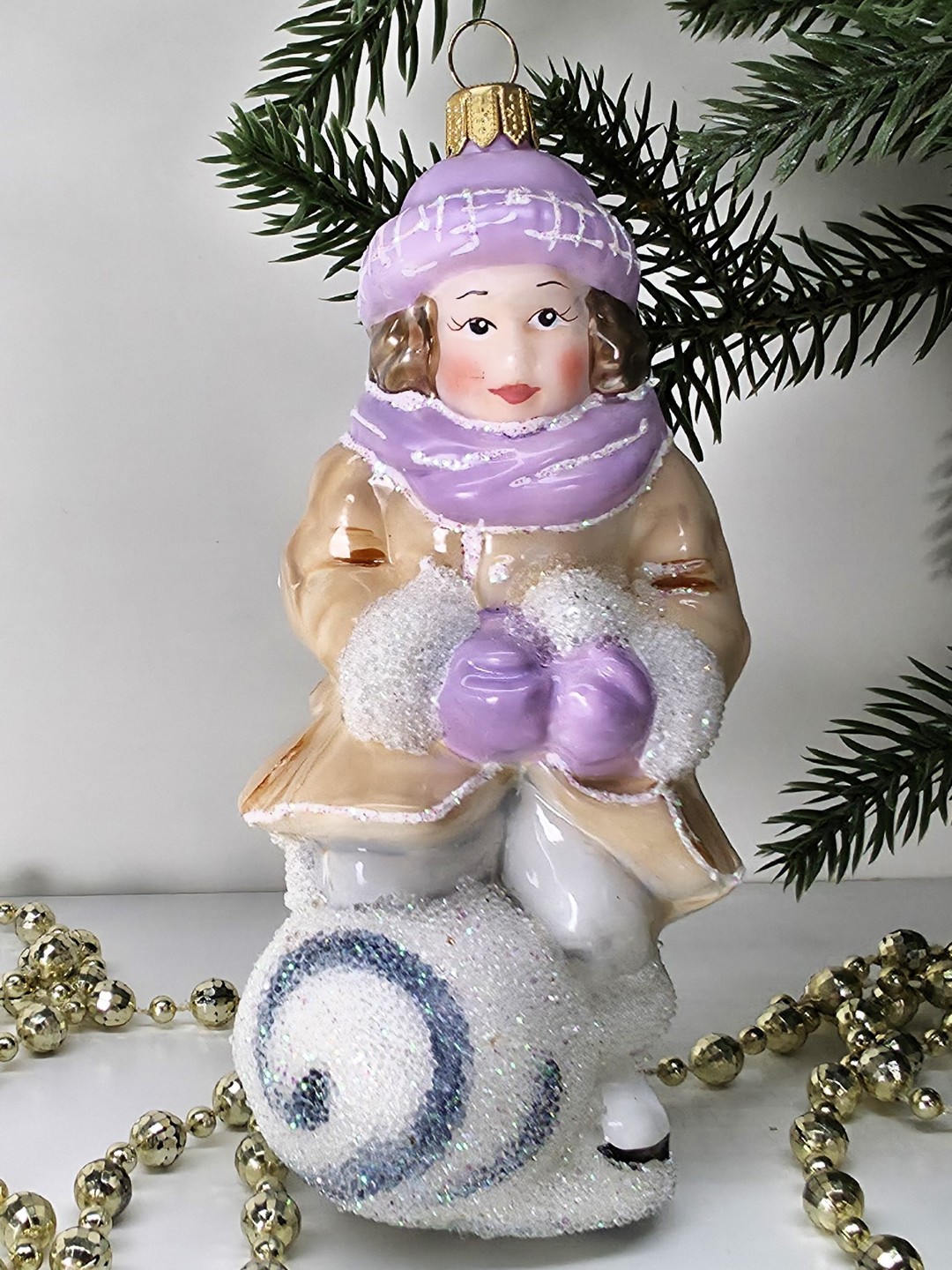 фото Стеклянная елочная игрушка Девочка со снежком эмаль