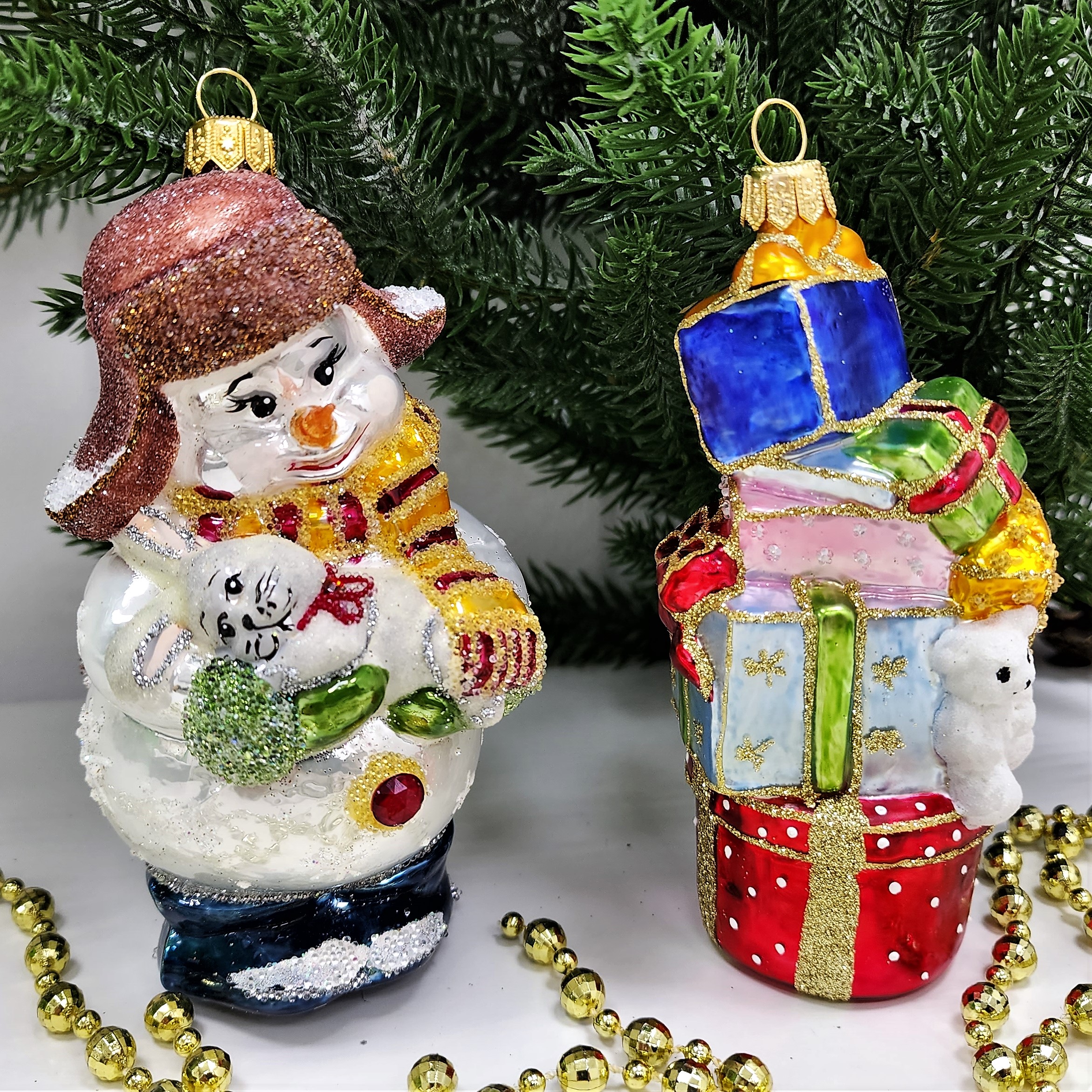 фото Набор ёлочных игрушек Снеговик с зайчиком и подарки