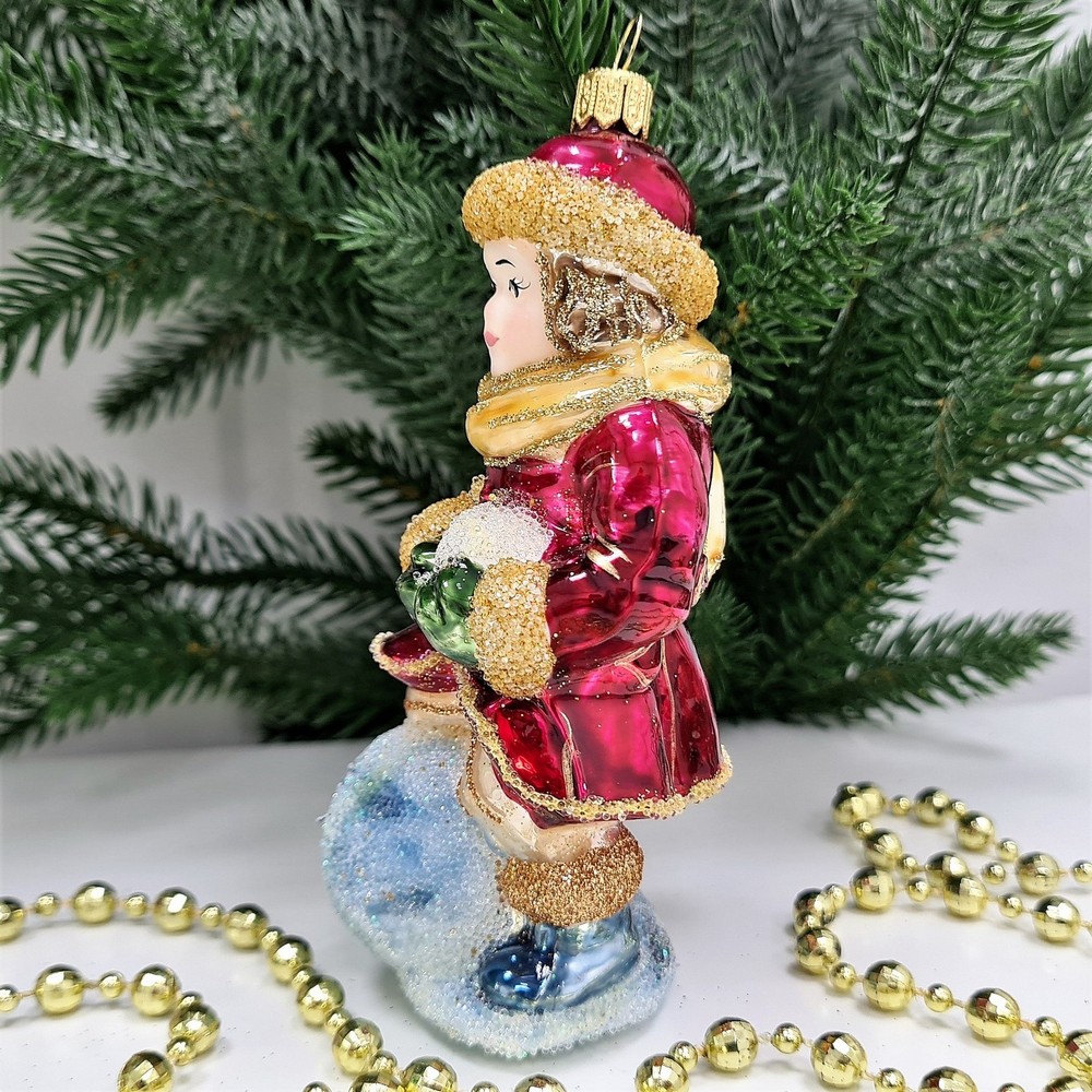 фото Стеклянная елочная игрушка Девочка со снежком бордо