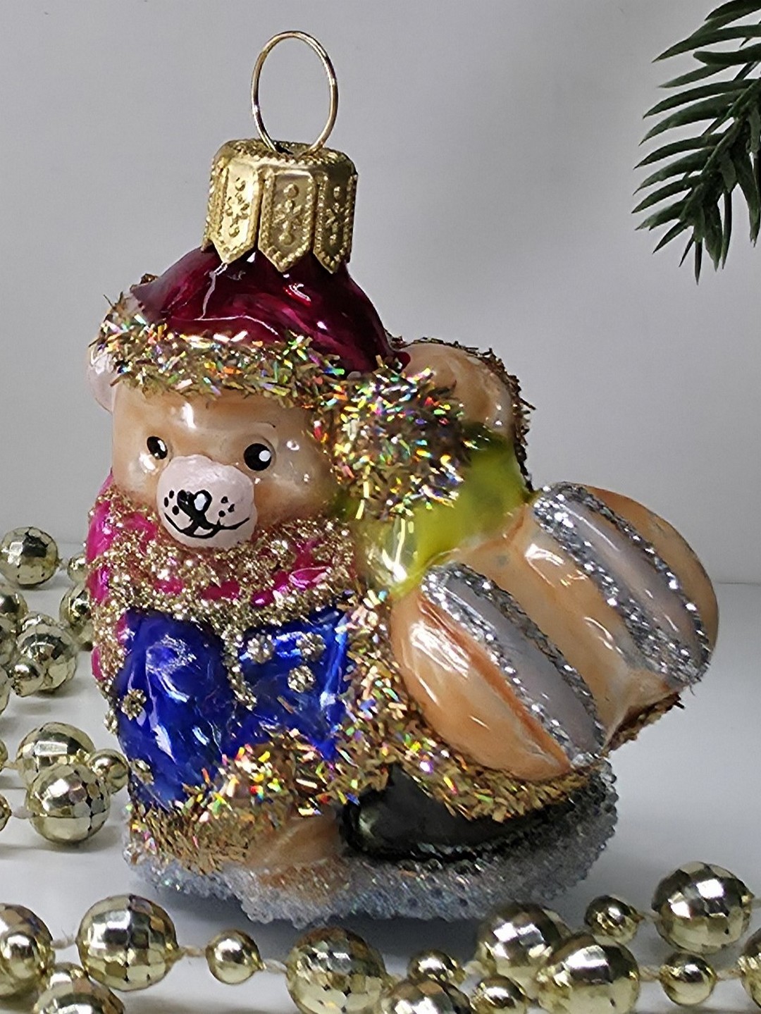 фото Стеклянная елочная игрушка Мишутка с подарками